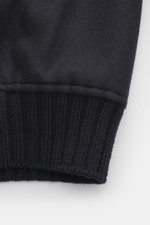 Nahaufnahme des Mandelli Cashmere Blouson navy Ärmelbündchens mit edlem Cashmere, softem Griff, Slim Fit, Rippbündchen, Strick- und Lederbesatz.
