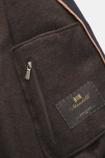 Nahaufnahme von Innentasche und Label des Mandelli Cashmere Blouson navy mit edlem Cashmere, softem Griff, Slim Fit, Reißverschluss, Stehkragen, Rippbündchen, Unconstructed Design und zwei Innentaschen, fotografiert von schräger Obenperspektive.