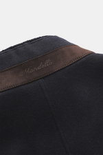 Nahaufnahme des Stehkragens mit Strick- und Lederbesatz des Mandelli Cashmere Blouson navy aus edlem Cashmere, softer Griff, Slim Fit.