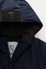 Nahaufnahme des Sealup Parka 'Hurricane' navy von oben, zeigt Kapuze mit Logo, Microfaser, glatten Griff, wasserabweisend und Innenfutter.