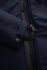 Nahaufnahme des Sealup Parka 'Hurricane' navy von oben, zeigt Microfaser, glatten Griff, Zwei-Wege-Reißverschluss und Ärmel mit Knopf.
