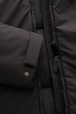 Nahaufnahme des Sealup Parka 'Hurricane' dunkelgrau von vorne, zeigt Reißverschluss, Ärmel mit Knopf, Microfaser, wind- und wasserabweisend.