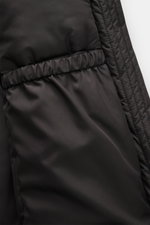 Nahaufnahme des Sealup Parka 'Hurricane' dunkelgrau von schräg oben, zeigt glattes Microfasermaterial, paspelierte Tasche und Ärmelnaht.