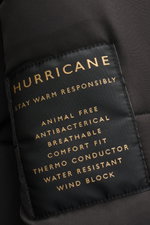 Nahaufnahme des dunkelgrauen Sealup Parka 'Hurricane' mit Label, das hochwertige Microfaser, Regular Fit, wind- und wasserabweisend sowie funktionale Details beschreibt.