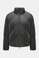 Sealup Daunenjacke schwarz frontal mit Stehkragen, Zwei-Wege-Reißverschluss, Slim Fit, hochwertiger Microfaser, glattem Griff, Daunenfüllung und Taschen.