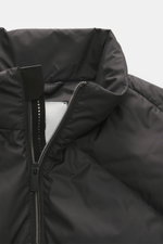Nahaufnahme der Sealup Daunenjacke schwarz von oben, hochwertige Microfaser, glatter Griff, wärmende Daunenfüllung, Slim Fit, Zwei-Wege-Reißverschluss, Stehkragen, Taschen in der Seitennaht, eine Innentasche.