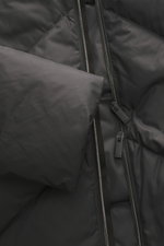 Nahaufnahme aus schräger Perspektive der schwarzen Sealup Daunenjacke mit hochwertiger Microfaser, glattem Griff, Slim Fit, wärmender Daunenfüllung, Zwei-Wege-Reißverschluss, Stehkragen, Taschen in der Seitennaht und einer Innentasche.
