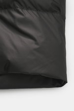 Nahaufnahme der Sealup Daunenjacke schwarz, Detailansicht von unten, hochwertige Microfaser, glatter Griff, wärmende Daunenfüllung, Slim Fit, Zwei-Wege-Reißverschluss, Stehkragen, Taschen in der Seitennaht, eine Innentasche.