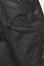 Nahaufnahme der Sealup Daunenjacke schwarz von innen, zeigt hochwertige Microfaser, glatten Griff, wärmende Daunenfüllung, Slim Fit, Stehkragen, Zwei-Wege-Reißverschluss, Taschen in der Seitennaht und eine Innentasche.