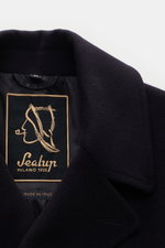 Nahaufnahme von Innenlabel und breitem Reverskragen der Sealup Cabanjacke 'Amalfi Peacoat' dark navy aus Wolle und Cashmere mit leichter Wattierung.