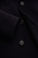 Nahaufnahme aus schräger Perspektive der Sealup Cabanjacke 'Amalfi Peacoat' dark navy mit weichem Woll-Cashmere-Mix, leichter Wattierung, breitem Revers und drei Knöpfen.