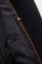 Nahaufnahme der Innenansicht der Sealup Cabanjacke 'Amalfi Peacoat' dark navy aus Wolle und Cashmere mit Zipper-Innentasche und goldener Paspelierung.