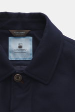Nahaufnahme der Colombo Jacke navy von oben mit Umlegekragen, Woll-Microfaser-Mix, Slim Fit, Fünf-Knopf-Leiste, Taschen seitlich, Innenfutter, regulierbarer Taille, zwei Innentaschen.
