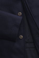 Nahaufnahme der Colombo Jacke navy aus Wolle mit Mikrofaseranteil, Slim Fit, Fünf-Knopf-Leiste, Umlegekragen, Taschen, Innenfutter, regulierbarer Taille.