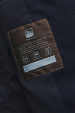 Nahaufnahme des Innenfutters der Colombo Jacke navy, Material Wolle mit Microfaser, sehr weicher Griff, Slim Fit, Fünf-Knopf-Leiste, Umlegekragen, Taschen in der Seitennaht, geschmeidiges Innenfutter, regulierbare Taillenweite, zwei Innentaschen.