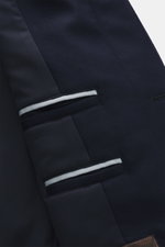 Nahaufnahme der Colombo Jacke navy von innen und außen, zeigt Taschen in der Seitennaht, geschmeidiges Innenfutter, Slim Fit, Wolle mit Microfaser, Umlegekragen, Fünf-Knopf-Leiste, zwei Innentaschen, regulierbare Taillenweite, sehr weicher Griff.