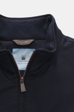Nahaufnahme des hochschließenden Kragens vom Colombo Kid Cashmere Blouson navy mit Reißverschluss, weichem Kid Cashmere und Nerzfellfutter.
