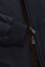 Nahaufnahme des Colombo Kid Cashmere Blouson navy von vorne schräg, zeigt weichen, wasserabweisenden Stoff, Reißverschluss und Nerzfell-Innenfutter.