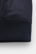 Colombo Kid Cashmere Blouson navy Detailaufnahme der Ärmelbündchen mit weichem, wasserabweisendem Kid Cashmere und feinem Nerzfell-Innenfutter.