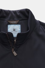 Nahaufnahme des hochschließenden Kragens vom Colombo Blouson 'Roadster' navy aus wind- und wasserabweisender, ultraleichter Microfaser, fotografiert von oben.
