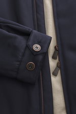 Nahaufnahme des Colombo Blouson 'Roadster' navy von vorne, zeigt wind- und wasserabweisende Microfaser, Reißverschluss, Veloursleder-Kragenbesatz und Knöpfe.