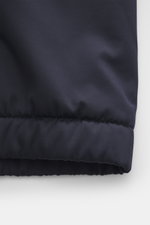 Nahaufnahme des Colombo Blouson 'Roadster' navy, hochwertige Microfaser, wind- und wasserabweisend, leichte Wattierung, Slim Fit, elastischer Saum.