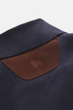 Nahaufnahme des kragenbereichs vom Colombo Blouson 'Roadster' navy mit wind- und wasserabweisender Microfaser und Veloursleder-Kragenbesatz.