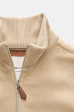 Jacob Cohen Cashmere Blouson beige in Nahaufnahme, von oben fotografiert, zeigt Stehkragen aus Rippstrick, Zwei-Wege-Reißverschluss und weiches Cashmere.