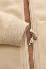 Jacob Cohen Cashmere Blouson beige in Nahaufnahme von vorne, zeigt weichen Griff, Reißverschluss mit Lederanhänger, Rippstrickbündchen, Fronttasche.