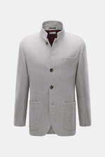 Brustnah fotografierte Brunello Cucinelli Cashmere Jacke hellgrau meliert im Sakko-Stil mit Stehkragen, Vier-Knopf-Leiste, Brust- und Hüfttaschen.