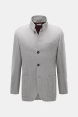Brustnah fotografierte Brunello Cucinelli Cashmere Jacke hellgrau meliert im Sakko-Stil mit Stehkragen, Vier-Knopf-Leiste, Brust- und Hüfttaschen.