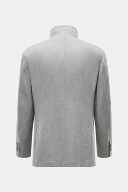 Brunello Cucinelli Cashmere Jacke hellgrau meliert, Rückansicht, Slim Fit, wasserabweisend, reiner Cashmere, vier Knöpfe, variables Revers, Brust- und Hüfttaschen, Ärmel mit Knöpfen, Seitenschlitze, halb gefüttert, drei Innentaschen.