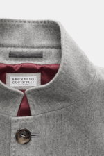 Brunello Cucinelli Cashmere Jacke hellgrau meliert, Detailaufnahme von oben, weicher Griff, wasserabweisend, Slim Fit, vier Knöpfe, rotes Innenfutter sichtbar.