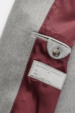 Brunello Cucinelli Cashmere Jacke hellgrau meliert, Detailansicht Innenfutter bordeaux, Knopf, Brusttasche, weicher Griff, wasserabweisend, Slim Fit.