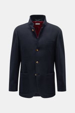 Brustnah fotografierte Brunello Cucinelli Cashmere Jacke navy aus reiner, wasserabweisender Cashmere-Qualität mit Slim Fit, vier Knöpfen, variablen Revers, Brusttasche, Hüfttaschen, Knopfärmeln, Seitenschlitzen, halb gefüttert und drei Innentaschen.