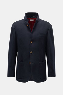 Brustnah fotografierte Brunello Cucinelli Cashmere Jacke navy aus reiner, wasserabweisender Cashmere-Qualität mit Slim Fit, vier Knöpfen, variablen Revers, Brusttasche, Hüfttaschen, Knopfärmeln, Seitenschlitzen, halb gefüttert und drei Innentaschen.
