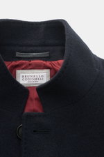 Nahaufnahme der Brunello Cucinelli Cashmere Jacke navy, halb gefüttert, wasserabweisend, weicher Griff, Slim Fit, Fokus auf Kragen und Knöpfe.