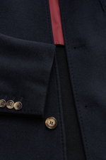 Nahaufnahme der Brunello Cucinelli Cashmere Jacke navy, Sakko-Design, wasserabweisend, Slim Fit, Vier-Knopf-Leiste, weicher Griff, von oben fotografiert.