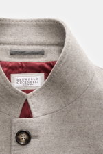 Brunello Cucinelli Cashmere Jacke beige meliert, Detailansicht von oben, weicher Griff, wasserabweisend, Slim Fit, Vier-Knopf-Leiste, variables Revers.