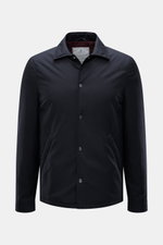 Brustansicht der Brunello Cucinelli Jacke navy aus hochwertiger Microfaser, wind- und wasserabweisend, mit Slim Fit und Druckknopfleiste.