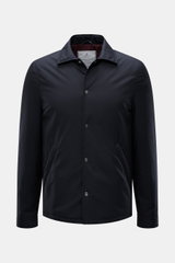 Brustansicht der Brunello Cucinelli Jacke navy aus hochwertiger Microfaser, wind- und wasserabweisend, mit Slim Fit und Druckknopfleiste.