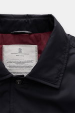 Brunello Cucinelli Jacke navy, Detailansicht Innenkragen mit weichem Futter, hochwertiger Microfaser, wind- und wasserabweisend, leichte Wattierung.
