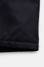 Brunello Cucinelli Jacke navy, Detailaufnahme der hochwertigen, glatten Microfaser mit leichter Wattierung, wind- und wasserabweisend, Nahaufnahme.