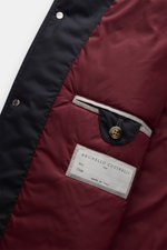 Innenansicht der Brunello Cucinelli Jacke navy mit weichem, glattem Futter, Druckknopf, Innentasche und hochwertiger Microfaser.