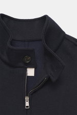 Nahaufnahme des Rifugio Blouson 'Favola' navy aus Wolle-Cashmere-Mix, Slim Fit mit Stehkragen, Zwei-Wege-Reißverschluss und Knopf, perspektivisch von oben fotografiert.