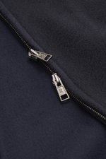 Detailaufnahme des Zwei-Wege-Reißverschlusses und des weichen Wolle-Cashmere-Mixes der Rifugio Blouson 'Favola' navy Jacke in Slim Fit.