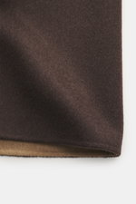 Nahaufnahme des Rifugio Overshirt braun aus Schurwolle und Cashmere mit weichem Griff, Slim Fit, Sieben-Knopf-Leiste, Umlegekragen, Brusttaschen, Manschetten, Unconstructed Design, von oben fotografiert.