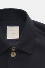 Nahaufnahme der Rifugio Overshirt navy aus Wolle und Cashmere, weicher Griff, Slim Fit, Umlegekragen, Sieben-Knopf-Leiste, Manschetten und Brusttaschen, Unstructured Design.