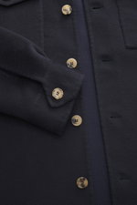 Nahaufnahme des Rifugio Overshirt navy von schräg oben, Mix aus Wolle und Cashmere, weicher Griff, Slim Fit, Sieben-Knopf-Leiste, Umlegekragen, aufgesetzte Brusttaschen mit Patte, Ärmel mit Manschette, Unconstructed Design.