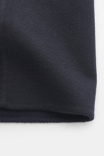 Nahaufnahme des Rifugio Overshirt navy aus Woll-Cashmere-Mix mit weichem Griff, Slim Fit, Sieben-Knopf-Leiste, Umlegekragen, Brusttaschen, Manschetten, Unconstructed Design, seitliche Perspektive.